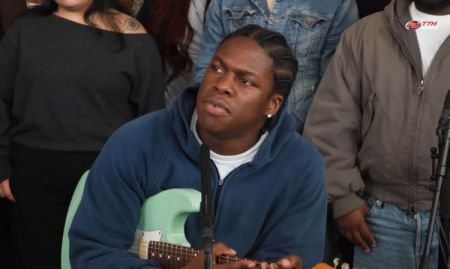 Daniel Caesar เซอร์ไพรส์แฟน ๆ แสดงสดสุดละมุนในรายการ Tiny Desk Concert กับเพลงจากอัลบั้มล่าสุด Son of Spergy